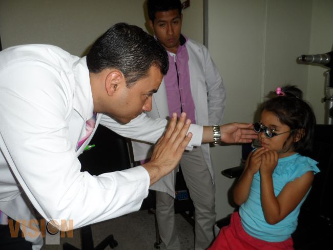 Recobran la vista madre e hija gracias a intervención quirúrgica.