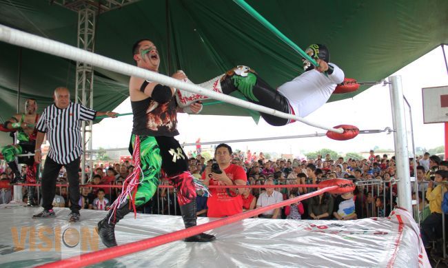 La emoción de la lucha libre profesiona, se vivió en la zona Oriente