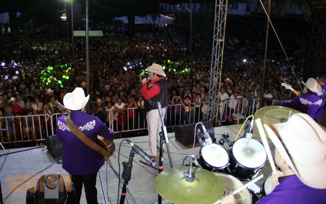 El público Uruapense vibró con los Cadetes de Linares y Lalo Mora