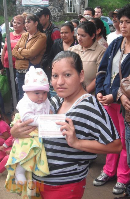 Entregan nuevas tarjetas a beneficiados al programa de leche en constituyentes