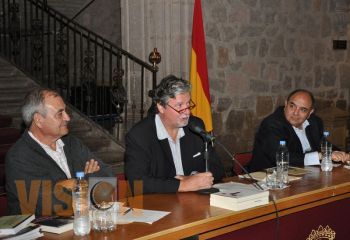 En obra literaria, Presentan