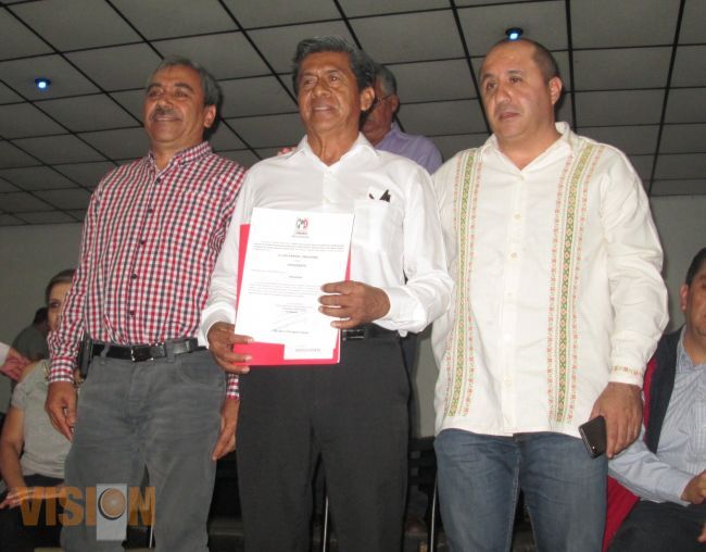 Ante representante estatal toman protesta a 142 delegados seccionales priistas en Uruapan