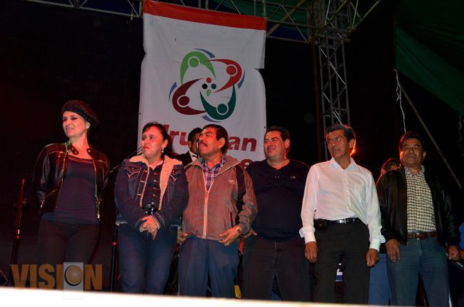 Miles de personas bailaron al ritmo de la cumbia de la Sonora Dinamita en Valle Dorado