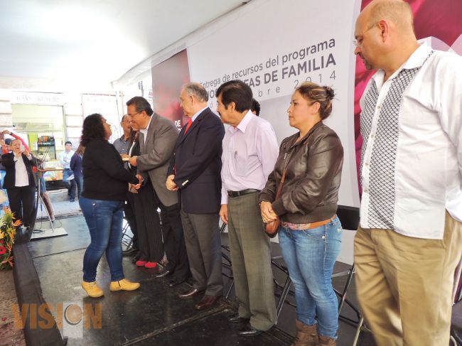 Ayuntamiento de Morelia entrega apoyo a madres jefas de familia. 