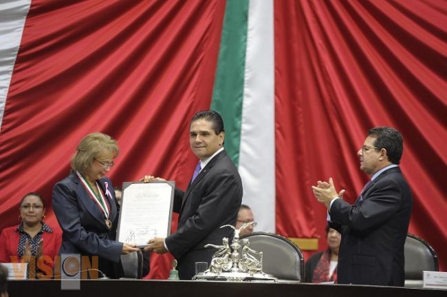 Entrega  Silvano Aureoles presea Eduardo Neri a la ministra Olga Sánchez Cordero