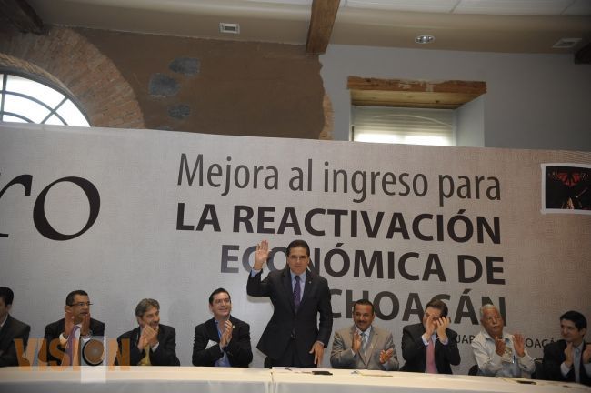 Contribuye Silvano mediante un foro en Uruapan a la mejora del salario mínimo.