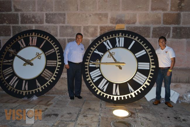 Supervisa WLM colocación del nuevo reloj de Catedral.