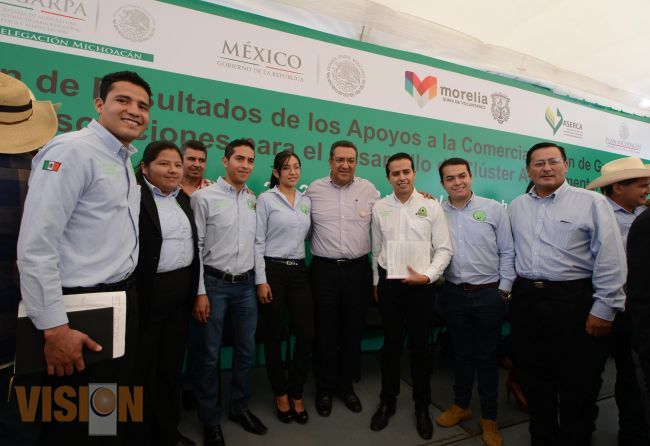 Millonaria entrega en beneficio de los productores del campo en Cuto de la Esperanza.