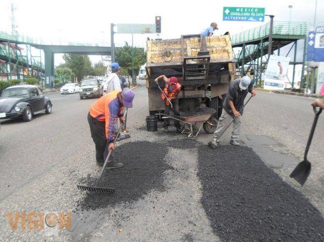 Realiza Obras Públicas bacheo en periférico capitalino.