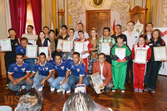 Ayuntamiento de Morelia, entrega reconocimiento a deportistas destacados del 2014.