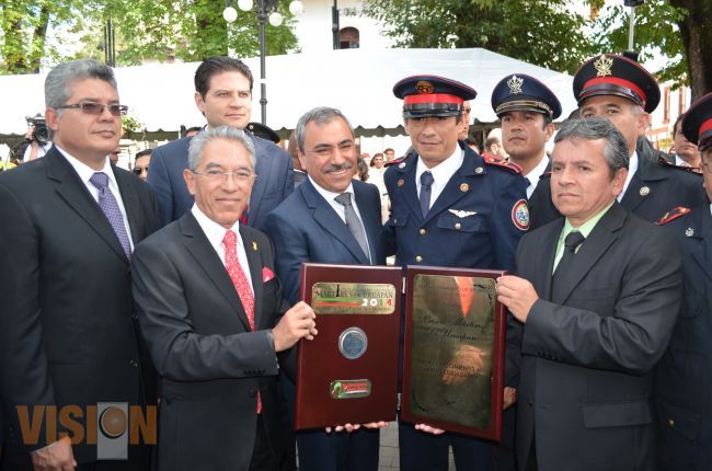 Entregan Presea Mártires al H. Cuerpo de Bomberos Voluntarios de Uruapan