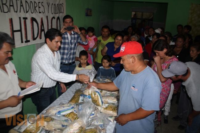 El diputado federal Ernesto Núñez entrega apoyos en la colonia Jesús Romero