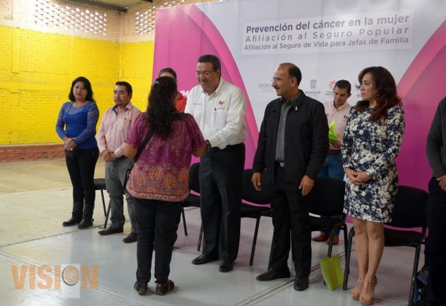 Santiago Undameo recibe la brigada de afiliación al Seguro Popular y Seguro de Vida.