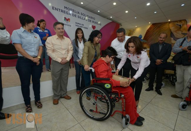 Ayuntamiento de Morelia entregó 35 sillas de ruedas a personas con discapacidad motriz.