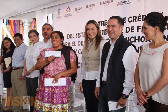 Entregan apoyos de Conmujer por 900 mil pesos a Emprendedoras Uruapenses.
