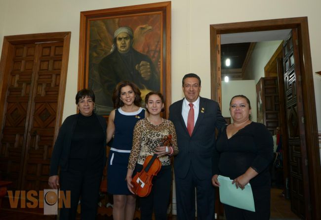 Entrega WLM y Maggy Oribio instrumento a menor del coro Suma de voluntades. 
