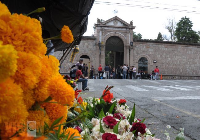 Ayutamiento vigilará a comerciantes en las inmediaciones de los panteones.