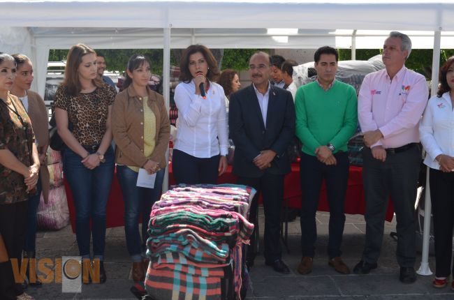 Arrancan DIF Morelia campaña dale calor a una familia, donando una cobija.