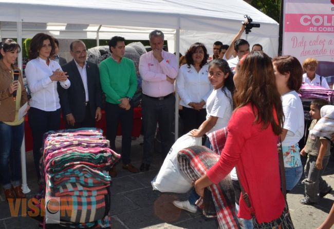 Continua la 3er Colecta de Cobijas Dale Calor a una Familia, Donando una Cobija.