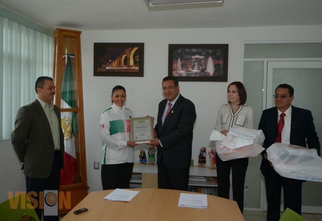 Ayuntamiento de Morelia entrega reconocimiento a la Taekwondoín Silvia Trejo Medrano. 