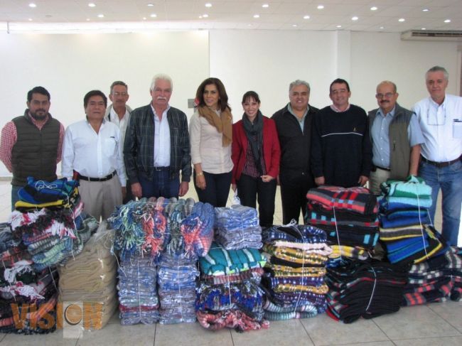 OOAPAS participa en campaña del DIF Municipal dale calor a una familia, donando una cobija.