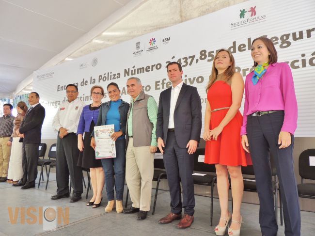 Entregan la póliza de beneficiario 2 millones 437 mil 855 del Seguro Popular.