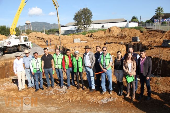 Ana Luisa Cervantes da banderazo de inicio de los trabajos de construcción de la EDAMU