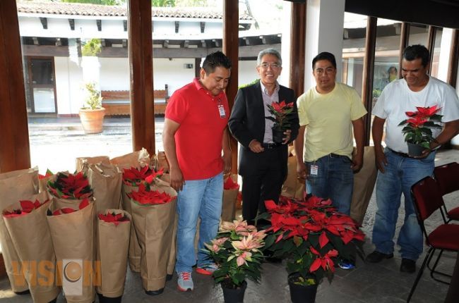 Compromete Salvador Jara incrementar comercialización de flor de nochebuena 