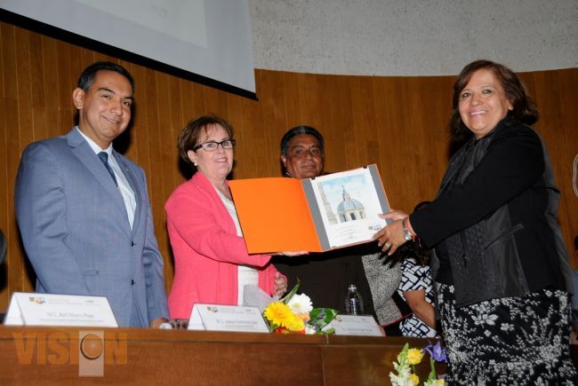 Catherine R. Ettinger asiste al 36 aniversario de la Facultad de Arquitectura.