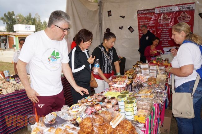 Extranjeros disfrutan dulces y artesanías durante el 7o Congreso mundial 