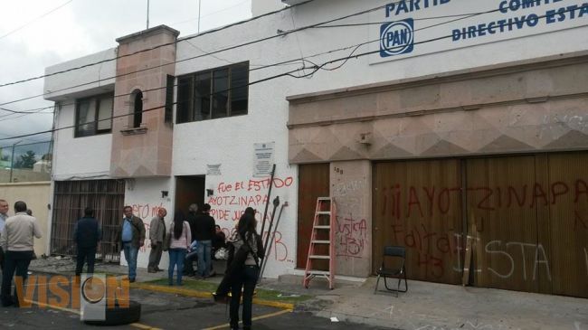 Normalistas vandalizan en las sedes de Partidos Políticos en Morelia.  