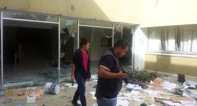 Ahora Normalistas vandalizan en las oficinas del PRI.