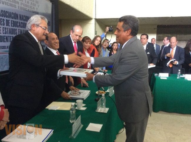 El Rector de la UMSNH durante entrega estados financieros en el Congreso de la Unión