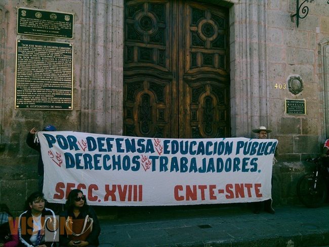 Integrantes de la CNTE bloquean Alcaldias en todo el Estado.