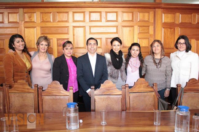 El titular de la SCOP recibe a grupo de mujeres constructoras.