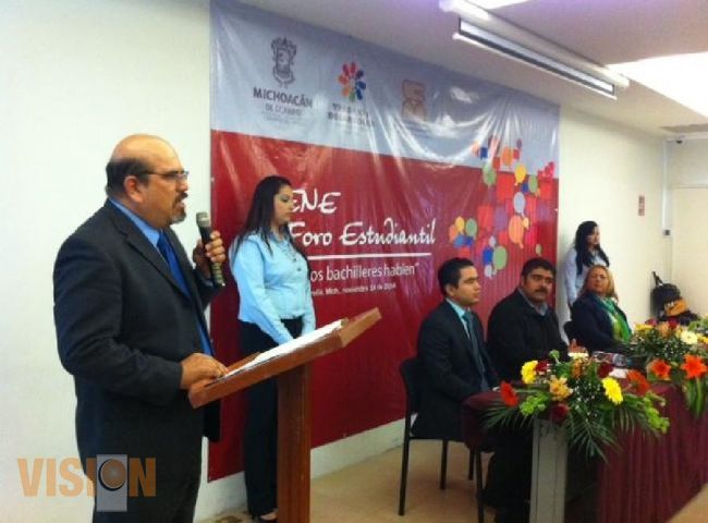 Inauguran el foro que los bachilleres hablen.