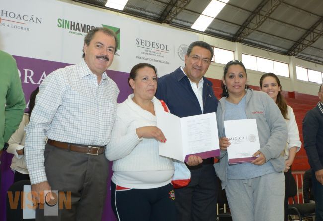 Entregan póliza de seguro de vida a Mujeres Jefas de Familia de Morelia.