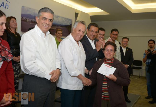 Entregan Federación y Municipio bonos para vivienda a familias morelianas.