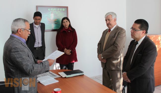 Formalizan relevos institucionales en la Secretaría de Educación.