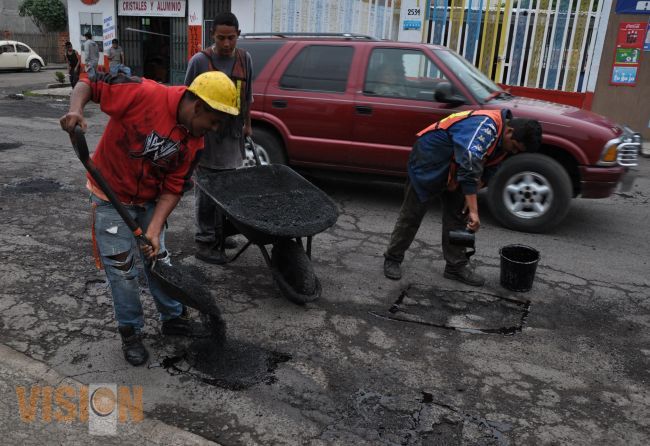 Continúa arduo trabajo de bacheo en Morelia.   