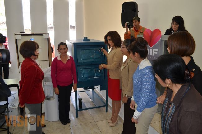 Entrega presidenta del DIF Morelia, Maggy Oribio, equipamiento a CECADES.