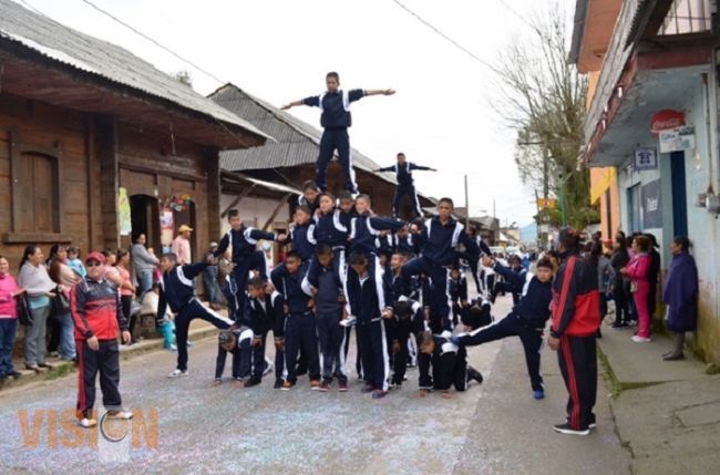 Colorido y en orden, el desfile deportivo en Charapan