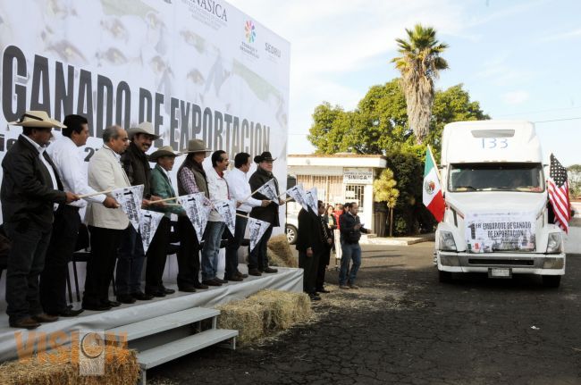 Dan banderazo de salida al primer embarque de ganado que sera vendido en Estado Unidos.
