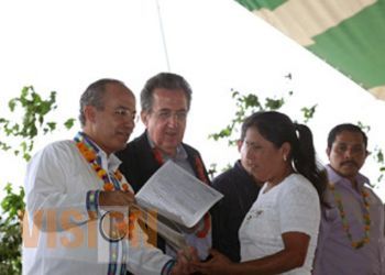 La tierra es de quien la trabaja: Felipe Calderon 