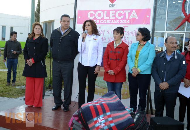  Entregan cobijas colectadas por DIF en dale calor a una familia, donando una cobija.