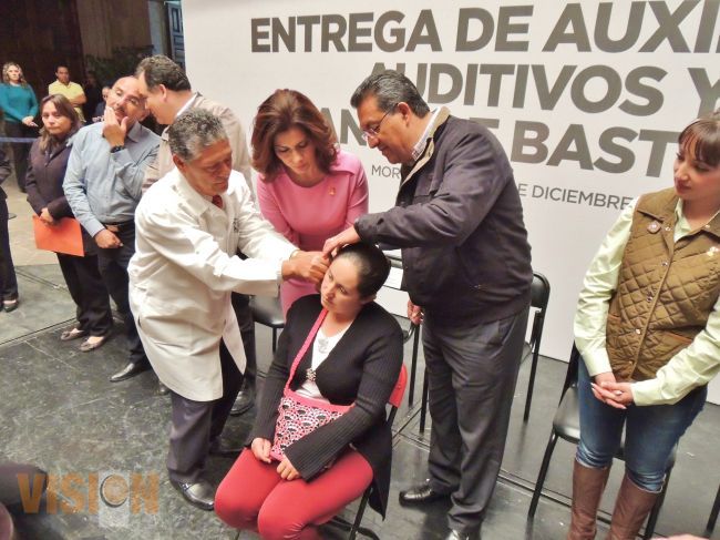 Ayuntamiento de Morelia entrega 50 auxiliares auditivos y canjea 200 bastones viejos por nuevos.