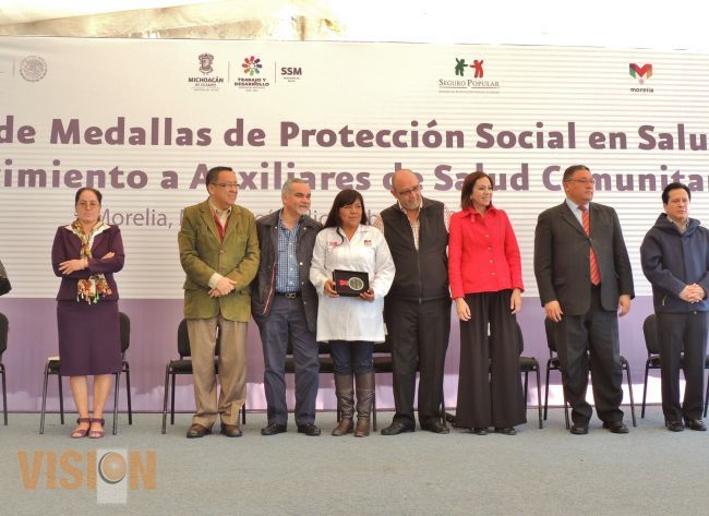 Entregan Medallas de Protección Social en Salud a Auxiliares de Salud Comunitaria.