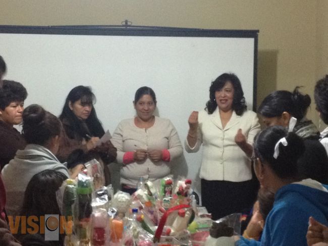 IMUMO finaliza curso de bombón artístico navideño.