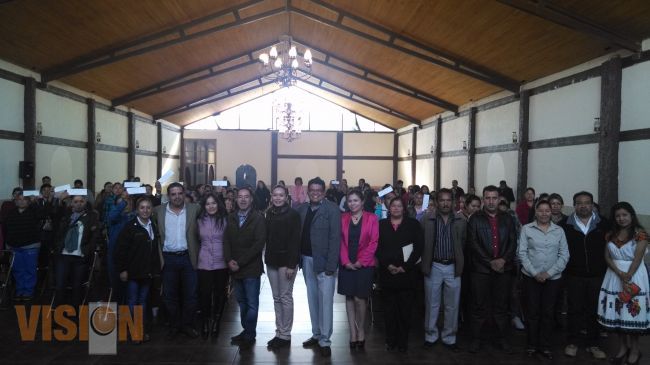 Administración estatal entrega recursos en Paracho.