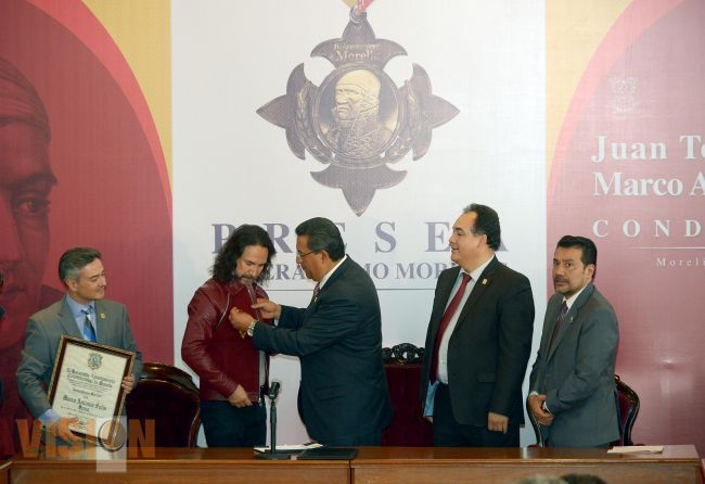 Entregan presea Generalisímo Morelos a Marco Antonio Solís 